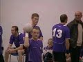 De heren van Gemini hebben na het verlies tegen Wings, een week geleden, tegen D.W.S. de draad weer opgepakt. Zonder de geblesseerde Lennard Eussen maar met Patrick Opdam en Freddie Krullaars werd het tegen D.W.S. weer een waar doelpuntenfestijn. Voor D.W.S. het in de gaten had, stond het door treffers van Freddie Krullaars (2) Pim Vogels en Patrick Opdam (2) na vier minuten 5-0. D.W.S. bleef echter handballen en wist de marge terug te brengen tot 5-3 na iets meer dan zeven minuten. Het antwoord kwam direct van Freddie Krullaars die door de verdediging heen sneed en 6-3 aantekende. Nadat D.W.S. via een strafworp op 6-4 was gekomen liep de thuisploeg via treffers van Marco Opdam, Freddie Krullaars, Patrick Opdam en Wesley Wiegerinck uit tot 10-5. Nadat D.W.S. in de 20-ste minuut er 10-6 van had gemaakt ging de show verder en werd het 13-6 door treffers van Jesper de Zoete en Wesley Wiegerinck (2). D.W.S. trof nog een keer doel en tekenend voor de wedstrijd was dat nog geen 15 seconden later Freddie Krullaars voor 14-7 zorgde. Nadat Patrick Opdam vanaf de cirkel op de voor hem zo bekende wijze voor 15-7 had gezorgd verslapte de aandacht even van de thuisploeg. D.W.S. wist nog twee keer te scoren waardoor het vlak voor rust 15-9 werd. Met nog vijf seconden op de klok was het Jesper de Zoete die de ruststand op 16-9 bepaalde.Na de rust was het Freddie Krullaars die met een zuivere hattrick na bijna vier minuten de stand op 19-9 bracht. D.W.S. sputterde nog wat tegen en wist doelman Sandor de Roode, die de weer prima keepende Jan Raateland had afgelost, te passeren, 19-10. Via een razendsnelle break met Patrick Opdam wist Wesley Wiegerinck de stand op 20-10 te brengen. Nadat Freddie Krullaars via een strafworp doel had getroffen was het wederom Wesley Wiegerinck die vanaf de hoek de doelman wist te verschalken, 22-10. Ook Marcel Potjer deed een duit in het zakje (23-10) waarna Sandor de Roode een strafworp wist te stoppen. Alex van Oosterzee trof vervolgens wel doel en benutte even later ook een strafworp. Met een treffer van Wesley Wiegerinck tussendoor werd het zo 26-11 halverwege de tweede helft. Vijf minuten later was het 28-17 en vlak daarna door een treffer van Alex van Oosterzee zelfs 29-17. D.W.S deed twee keer wat terug waarna Pim Vogels eindelijk weer het doel wist te vinden en na 23 minuten 30-19 op het scorebord bracht. De Zoetermeerse mannen bleven goed doorgaan en via treffers van Peter Thijssen en Alex van Oosterzee werd het 32-19. Sandor de Roode wist vervolgens weer een strafworp te stoppen maar in de rebound werd hij alsnog gepasseerd zodat het 32-20 werd. Treffers van Peter Thijssen, Pim Vogels en Marco Opdam brachten de marge op 15, 35-20. Beide ploegen scoorden vervolgens om en om en met nog een paar seconden op de klokken stond het 36-22. In het eindsignaal werd door de thuisploeg voor de laatste maal gescoord waardoor de eindstand 37-22 werd.Door deze overwinning draaien de mannen van Zsigmund Makay nog steeds bovenin mee. Wings wist thuis koploper Loreal te verslaan waardoor de achterstand nog drie punten bedraagt. Volgende week spelen de heren van Gemini de laatste wedstrijd van de eerste helft van de zaalcompetitie uit tegen datzelfde Loreal en dan zal duidelijk worden waar Gemini echt staat.