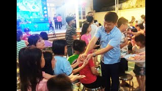 Phó Chủ tịch UBND thành phố Nguyễn Đức Tiệp tặng quà Tết Trung thu tại khu 1, phường Trưng Vương