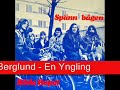 dan berglund - en yngling

inser nu att det �r fel bild, hade f�rst t�nkt att ta r�da ropets version.

jag fick v�lling med sm�r i att �ta.
och jag �t med min snoriga trut
jag fick lyssna till evig tr�ta
och j�mt tiga still o vet hut
jag fick nyckel om halsen och t�nkte
nu kastas jag ut av min mor
fast�n �gonen hennes bl�nkte
och hon sa n�gra v�nliga ord

en skurk�rring var hon till yrket
med ryggont och v�rkande ben
i virvlande stendamm och slammer
stod farsan och borrade sten
jag minns hur han hostade loskor
och sa med sin rossliga r�st
h�r inne h�r har jag min gravsten
och slog mot sitt v�ldiga br�st

d�r satt han i kv�llarnas blekhet
s� farlig, s� h�rig och stor
med br�nnvinsflaskan p� bordet
och svor �ver mig och min mor
och hon gav mig skydd emot honom
fast hon ofta fanns just d�r han slog
han var s� att alla blommor
vissnade ner och dog

men n�r jag kom utanf�r d�rren
d� ville jag leka tyrann
dom svagare barnen sprang undan
ja lycklig var den som det hann
ty jag ville l�ta dem gr�ta
gr�ta ur mitt eget br�st
jag slog dem men ville f�rl�ta
och ge dem min klena tr�st

fr�n f�nstren skimrade ljusen
i h�stkv�llens kyliga frid
och h�ga och tysta stod husen
som omgav v�r h�rdnande strid
och stj�rnorna blinkade v�nligt
men blickarna stirrade r�tt
och jag kan ej f�rklara varf�r
jag begick mina f�rsta brott

ja, s� �kte jag fast f�rsta g�ngen
f�r ett inbrott, det var mest p� lek
och n�r jag kom hem fr�n polisen
st�llde sig farsan och skrek:
jag har f�tt dig med mat och med kl�der
en ligist och en snorig lus
�r det tacken f�r allt vad vi offrat
att du drar denna skam till v�rt hus

men dagarna f�ll �ver �ren
allt l�ngre fr�n barndomens k�k
och gl�mska f�ll �ver sp�ren
som tung och stickande r�k
men salig var t�rsten p� livet
vid murar av skymmande d�d
vi drack och vi sniffade thinner
och sl�ckte v�r t�rstande gl�d

och morsan hon f�dde en unge
fast hon var h�rjad och svag
den skrek s� hon h�ll p� bli galen
s� hon tystade honom med slag
s� en dag fanns hon inte i huset
hon fanns p� polisstation
hon d�mdes f�r barnmisshandel
ja, h�rd var r�ttvisans dom


d� var det som v�rlden stanna
mellan min far och min mor
dom svor och dom skrek s� f�rbannat
i tre hela n�tter och dar
jag h�r �n idag hur hon gr�ter
jag ser �n hur bandet slits av
han gick och han kom aldrig �ter
och han h�rdes sen dess aldrig av

sj�lv drev jag dit vinden bl�ste
jag drev d�r i blint raseri
mitt �de var redan f�rlorat
den sista dan jag var fri
det var slut med att smyga och tassa
det var slut p� all lek utan blod
vi v�ssade knivarna vassa
och drack ett par �l f�r v�rt mod

den kv�llen var allting s� stilla
himlen var luftig och h�g
gulnade l�v s�g vi trilla
fr�n tr�den d�r sparvarna fl�g
hon hann aldrig, hann aldrig v�nda
hon hann aldrig s�ga ett ord
f�rr�n allting slogs �ver �nda
och gr�set dr�nktes i blod

p� min j�rnbrits brukar jag dr�mma
f�r att gl�mma min blodiga kniv
giftb�garen ska jag nu t�mma
f�r att ha tagit en ung flickas liv
s� stannar min kastade t�rning
vid en �lder av fjorton �r
men ropen p� h�mnd f�r min g�rning
ska f�lja mig vart jag �n g�r