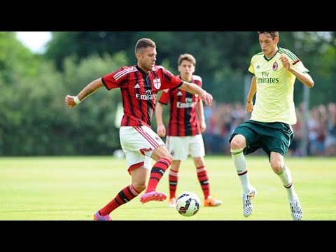 Milan - Milan Rossonero vs Milan Giallo Jeremy Menez e Giampaolo Pazzini sono stati i protagonisti della partita amichevole sul campo esterno di Milanello, alla pres...