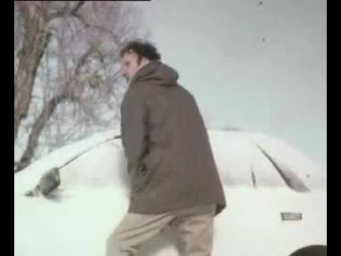Spot divertenti: incollato all’auto