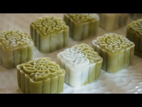 Matcha Snowy Mooncakes (Red Bean Filling) | 抹茶红豆冰皮月饼