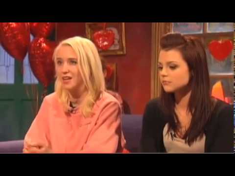 girls kissing girls