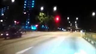 แว้นสิงคโปร์ ซิ่่งชนผู้หญิงตัวปลิว