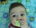 Iker se pone el chupete