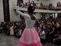 gestos de adoração kids nos braços do pai diante do trono