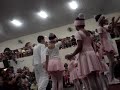 gestos de adoração kids nos braços do pai diante do trono