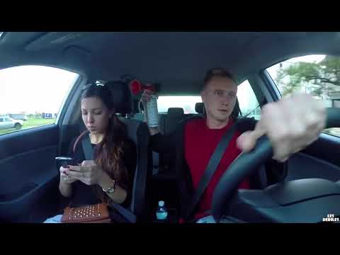 Przestań się gapić w ten ekran! Mocna kara dla dziewczyny uzależnionej od telefonu!