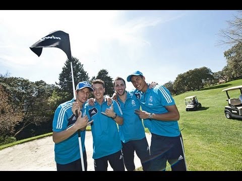 Foot - Retrouvez les stars du Real Madrid avec Raphaël Varane, Gonzalo Higuaín, Fábio Coentrão et Mesut Özil montrant leurs talents sur un parcours de golf, lors d'...