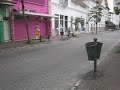 Blumenau, Rua 15 de Novembro mostrando o Colégio Bom Jesus, antigo Colégio Santo Antônio, Teatro Carlos Gomes, Rua 15 de Novembro, som de passarinhos e poluição sonora, no início uma visão rápida de afundamento de calçada típico de problema com canalização de águas servidas ou pluviais, afetando a segurança dos pedestres.Sábado de manhã, dia 16 de janeiro de 2010. Dia de luta pelo falecimento da Dra. Zilda Arns.