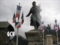 morzine est une commune des alpes fran�aises, situ� dans le d�partement de haute-savoie, en r�gion rh�ne-alpes.altitude de la station : 1000 m 
altitude du pleney : 1550m 
altitude de la pointe de nyon : 2019 m 
altitude de la pointe de chamossi�re : 2002 m.son nom vient du celte qui signifie la fronti�re, la limite, car ce village se situe � la fronti�re du canton du valais en suisse, et au plus haut point du chablais savoyard.

� la rencontre de trois vall�es, ce village paysan jusqu'au d�but du xxe si�cle a vu son d�veloppement touristique acc�l�r� par la victoire de jean vuarnet au jeux olympiques de 1960 � squaw valley. en effet, jean vuarnet se lan�a dans l'�dification d'une station de sports d'hiver : avoriaz.


l'histoire du village de morzine est li�e � l'arriv�e des premiers moines qui fond�rent l'abbaye d'aulps en 1090. robert de molesme avec des compagnons guy et gu�rin de mousson construisirent une celle � notre-dame des alpes (aulps). les moines vivaient en petits groupes dans des cabanes diss�min�es dans la montagne. ils se firent rapidement donner les terres et les hommes par les seigneurs locaux,et devinrent ainsi propri�taires et juges de la vall�e d'aulps. ceci ne manqua pas de g�n�rer des conflits avec les premiers habitants qui habitaient les alpages d�bois�s des fonds de vall�e, et qui vivaient en hommes libres. les premiers habitants sont probablement des walser, ou des hommes de hans, c'est � dire des migrants germaniques du haut valais, qui franchirent les cols de coux et de la gol�se (la vall�e de la dranse est particuli�rement difficile d'acc�s en suivant le cours de la rivi�re, il fallut attendre 1880 pour qu'une vraie route soit construite entre thonon et morzine). progressivement les hommes de l'abbaye d�frich�rent les terres cultivables, b�n�ficiant d'avantages fiscaux pour mettre en valeur les terres. les r�coltes �taient regroup�es dans des grangeries, ou �taient pr�lev�es la d�me, et autres redevances en nature. les confr�ries, notamment la confr�rie du st esprit, fond�e en 1498 servait de bureau de bienfaisance, et donna des terrains pour l'installation de la premi�re chapelle qui fut �difi�e en 1498 � l'emplacement de l'actuelle �glise. morzine fut �rig�e en paroisse en 1505. apr�s l'occupation valaisanne (1536-1567), morzine se s�para d�finitivement de saint jean d'aulps, la visite pastorale de st fran�ois de sales en septembre 1606 concr�tisa cette s�paration. cet acte est suivi de la nomination, comme premier cur�, de rd pierre defer.

morzine vivait en autarcie, bien que les hommes migraient vers les villes suisses pour trouver du travail. la d�couverte et l'exploitation des carri�res d'ardoises par les fr�res chuit en 1734 amena une p�riode de relative prosp�rit�. cependant,l'exportation des ardoises vers taninges �tait difficile, en raison des chemins pentus et escarp�s difficilement carrossables reliant cette localit�. les habitants de morzine s'affranchirent de l'abbaye de 1766 � 1770, pr�c�dant ainsi l'�dit de charles-emmanuel iii du 19 d�cembre 1771, ordonnant le rachat g�n�ral de toutes les rentes et redevances f�odales. apr�s la r�volution, une nouvelle �glise fut reconstruite sur l'emplacement de l'ancienne en 1806. de 1857 � 1870 environ, r�gna une �trange �pid�mie d'hyst�ro d�monomanie, ou femmes et fillettes entraient en convulsions, vocif�rant et blasph�mant. cet �pisode vit l'affrontement du clerg� et de l'administration, dans une p�riode de changements li�s � l'annexion. la cr�ation de la route imp�riale thonon-morzine-taninges vers 1880 sortit enfin le village de son isolement, le progr�s s'installa progressivement. a partir de 1935, l'arriv�e des touristes donna au village une impulsion qui mena � son d�veloppement actuel de grande station de sport d'hiver.le hockey club morzine-avoriaz, champion de france de division 1 en 2004 et vice champion de france �lite 2007 (ligue magnus) 
c�line gros, cycliste pratiquant la descente en vtt 
patrick blanc, skieur sp�cialiste du ski de montagne 
alain premat, skieur sp�cialiste du ski de montagne 
charles gazaux, parapentiste 
cyprien richard, skieur 
jean vuarnet, skieur. c'est notamment gr�ce � son influence qu'a �t� fond�e avoriaz. 
����������������������������������������
a traditional market town in the heart of the portes du soleil, morzine is dominated by attractive chalets spread across a river gorge, bordered by partially wooded slopes allowing skiing in poor weather conditions.

morzine, at 1000m, is the most northerly of the french alpine resorts (with the exception of the areas of la grande terche at saint-jean-d'aulps and mont drouzin), and weather wise benefits from the mont blanc microclimate.