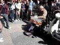 Tocando musica en copas en el Rastro de Madrid