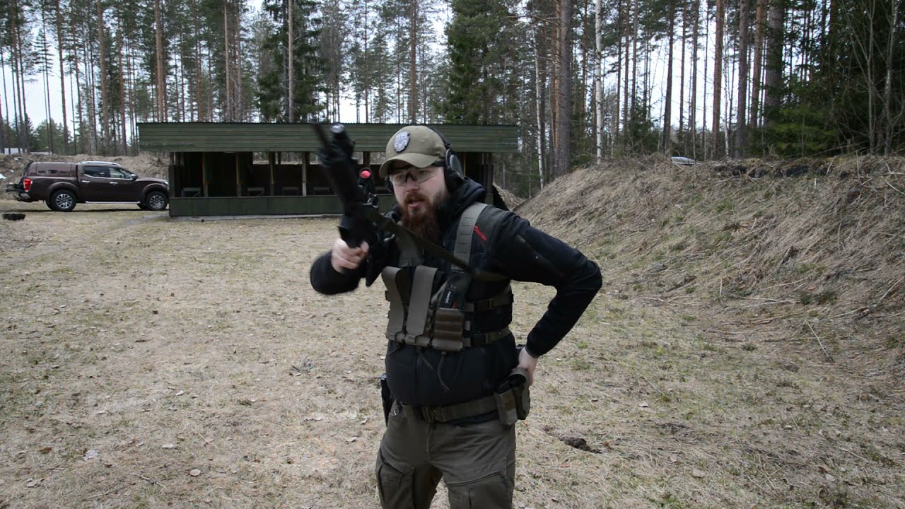 Hätälippaanvaihto AR-15 kiväärillä