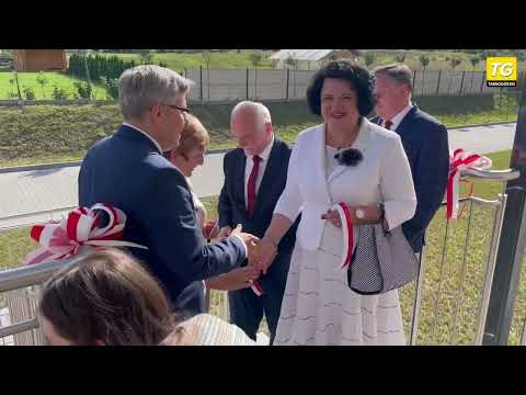 Politycy PiS przecięli wstęgę i otworzyli otwarte od prawie pół roku przedszkole