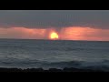 UNA FANTÁSTICA PUESTA DE SOL Este vídeo lo filmé en Playa de las Américas (Tenerife, Islas Canarias) el día 20 de octubre de 2008. Necesitaba salir de la rutina esa tarde. Necesitaba... en fin, necesitaba algo más. Y algo me impelió hacia el Sur de la isla. Caminé por la playa mucho rato. Finalmente, me senté a contemplar la puesta de sol. Estaba sentado en la arena, pensando en mis cosas, cuando me fijé que había algo inusual en el horizonte, pues una especie de tronco o cortina caía desde ...