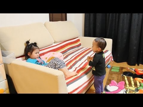 Rino - 2013年3月12日/Y:1歳4ヶ月/R:3歳9ヶ月 Rino wants to see an animated cartoon of Anpan-Man and acts selfish. However, we refuse it because it is not time to watch TV. The...