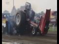 videos de Tractorpulling insane engine blow up, Engine flys out of the tractor!