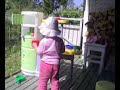 Laura ja Lotta terassilla 04062008