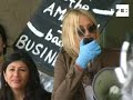 la actriz daryl hannah protesta contra contaminación en amazonas
