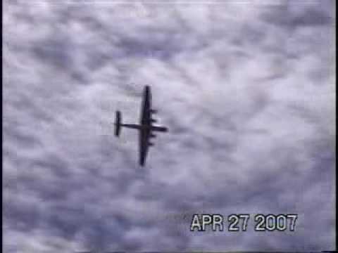 Mac Hodges flying his 20ft wingspan B29 at SEFF 2007 2 of 3