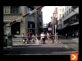 Durangon, Ermodo kalean trenbideak bidea gurutzatzen duen tokian, hesiak jaitsita denak trena noiz etorriko zain zeudela, bat-batean, hesiak igo egin ziren