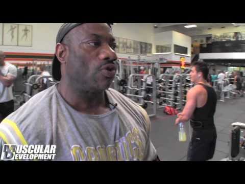 Antrenament umeri Dexter Jackson Antrenament umeri Dexter Jackson