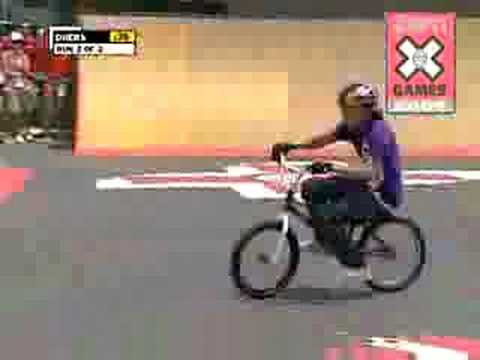 2009 bmx - es un bmx hace truco i voladas.