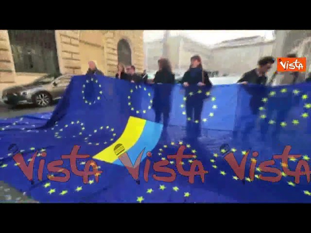 Il flash mob di Più Europa per accogliere Zelensky a Palazzo Chigi con bandiere Ue e ucraine