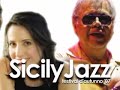 nato nel south-bronx nel 1934, ray mantilla ha da subito iniziato a respirare i profumi delle radici musicali afrocubane, miscelate con gli afrori jazz che uscivano dalle sale da ballo. 

a 21 anni � gi� sui palchi di eddie palmieri e ray barretto, a suonare con le sue congas quella particolare sintesi 'nuyoricana' conosciuta come 'salsa'. 

dal 1960 la sua fama si fa internazionale accanto a personaggi del calibro di herbie mann, max roach, art blakey and the jazz messengers, charlie mingus, tito puente... 

mantilla definisce la sua musica come latin-jazz, ponendo un particolare accento sulla latinit� del ritmo. 

sei dischi sono usciti a suo nome, ma sono circa duecento quelli in cui � apparso come ospite. ray mantilla � abituato a considerare il palcoscenico, oltre che come spazio dell'esecuzione musicale, come vero e proprio luogo di teatro. 

quando prende un assolo o quando incita i suoi musicisti, mantilla � un grande showman, ma anche quando non � seduto dietro le sue congas, mantilla � un irrefrenabile istrione, con un tocco di divertito esibizionismo che d� ragione a quel drammaturgo inglese che sosteneva che �all the world is a stage�.
