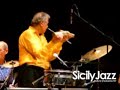 nato nel south-bronx nel 1934, ray mantilla ha da subito iniziato a respirare i profumi delle radici musicali afrocubane, miscelate con gli afrori jazz che uscivano dalle sale da ballo. 

a 21 anni � gi� sui palchi di eddie palmieri e ray barretto, a suonare con le sue congas quella particolare sintesi 'nuyoricana' conosciuta come 'salsa'. 

dal 1960 la sua fama si fa internazionale accanto a personaggi del calibro di herbie mann, max roach, art blakey and the jazz messengers, charlie mingus, tito puente... 

mantilla definisce la sua musica come latin-jazz, ponendo un particolare accento sulla latinit� del ritmo. 

sei dischi sono usciti a suo nome, ma sono circa duecento quelli in cui � apparso come ospite. ray mantilla � abituato a considerare il palcoscenico, oltre che come spazio dell'esecuzione musicale, come vero e proprio luogo di teatro. 

quando prende un assolo o quando incita i suoi musicisti, mantilla � un grande showman, ma anche quando non � seduto dietro le sue congas, mantilla � un irrefrenabile istrione, con un tocco di divertito esibizionismo che d� ragione a quel drammaturgo inglese che sosteneva che �all the world is a stage�.