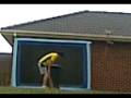 videos de Minaz hits ball for six onto neighbours roof