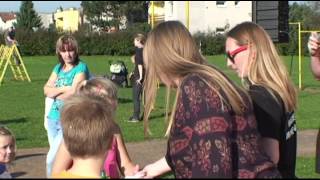 Na hřišti se proháněly draky.