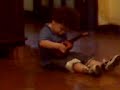 Ian Alexopulos tocando guitarra
