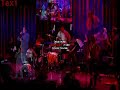 tocando la version que popularizara aragon del tema arrimate pa aca.