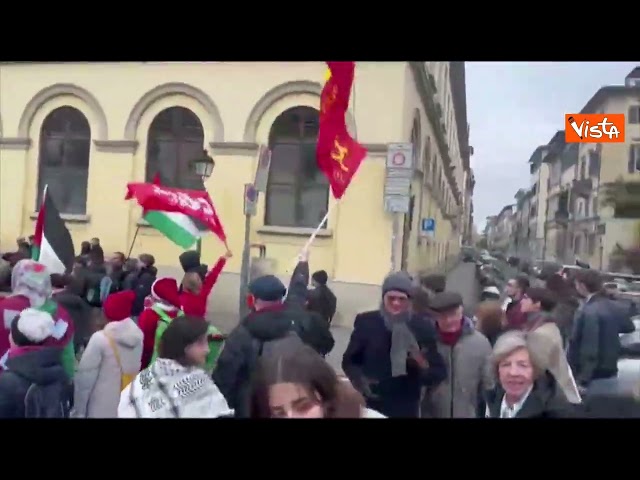 L'abbraccio di Fratoianni e Landini al corteo Cgil a Firenze