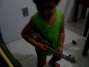 Samuel na guitarra