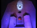 m�nchner lichtglockenklang 2008
sonntag, 15. juni 2008
stadtpfarrkirche st. peter, m�nchen

glocken mit licht visualisiert, gro�es stadtgel�ute...

lichtkonzept: deseo manfred beck und philipp stegm�ller
glockenkomposition: dkm karl-ludwig nies
veranstalter: landeshauptstadt m�nchen, tourismusamt

am 14. und 15. juni 2008 l�utete das offizielle m�nchner stadtgr�ndungsfest den geburtstagssommer der landeshauptstadt ein und gipfelte in einer feierlichen lichtglockenklang-inszenierung am alten peter, der �ltesten pfarrkirche m�nchens. ein vom domkapellmeister karl-ludwig nies eigens daf�r komponiertes glockenkonzert wurde von deseo zeitgleich mit licht interpretiert. so konnten die g�ste des stadtgr�ndungsfestes die glocken nicht nur akustisch sondern durch verschiedene farb- und formzuordnungen auch visuell erleben.
es entstand ein au�ergew�hnliches zusammenspiel aus glockenkl�ngen und lichtstrahlen.

die festleiterin des m�nchner stadtgr�ndungsfestes frau dr. gabriele weish�upl freute sich, den m�nchnerinnen und m�nchnern dieses besonderes geburtstagsgeschenk bieten zu k�nnen: ?passend zum stadtjubil�um soll mit dieser kunstaktion ein m�nchner wahrzeichen aus der allt�glichen wahrnehmung herausgehoben und sinnlich neu erfahrbar gemacht werden. so bekommt die wohl popul�rste aller m�nchner kirchen, sagenumwoben und in liedern besungen, eine neue, fast spirituelle dimension.