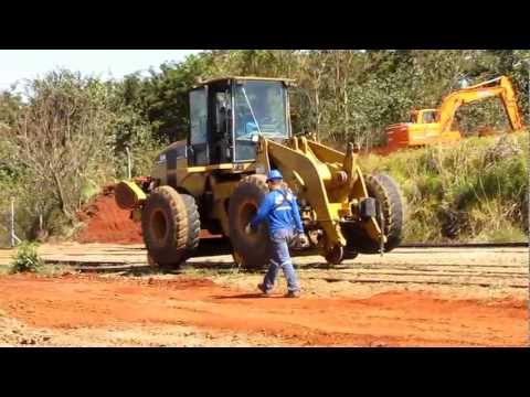 Trator rodo-ferroviário da Caramuru manobrando