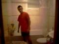 CUATRO TIOS DUCHANDOSE EN UNA BAÑERA