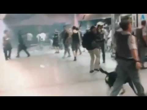 Torcedores do Corinthians cantam e a polícia, despreparada, começa a atirar Torcedores do Corinthians cantam e a polícia, despreparada, começa a atirar