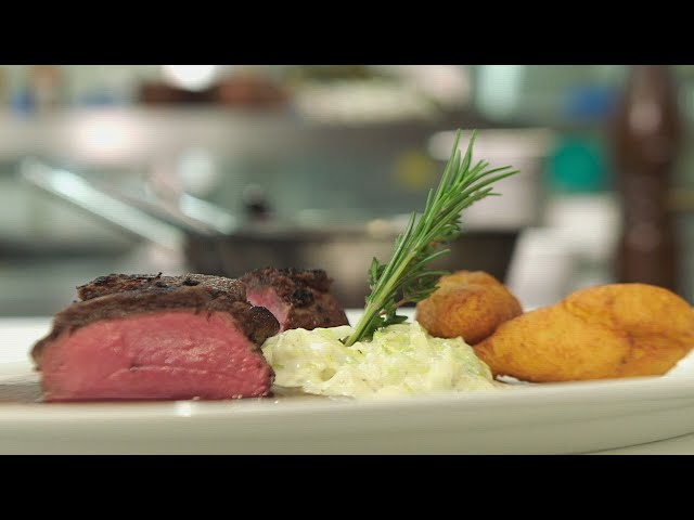 Rehrücken unter der Kakao-Chilikruste mit Rahmspitzkohl, Wacholderkrapfen und Birnenjus