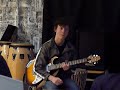 Viktor Backman spelar gitarr