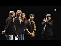 les enfants, leur m�re annie duperey et la famille de bernard giraudeau r�unie sur sc�ne aux c�t�s de l'ami de toujours jean-louis foulquier pour rendre homm...
