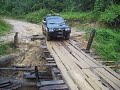 Mitsubishi L200 almost fall into the river
