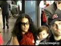 la actriz mexicana sostiene a su peque�a en brazos en el aeropuerto internacional de los angeles seguida por un los periodistas.