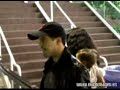 la actriz mexicana sostiene a su peque�a en brazos en el aeropuerto internacional de los angeles seguida por un los periodistas.