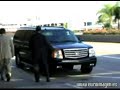 la actriz mexicana sostiene a su peque�a en brazos en el aeropuerto internacional de los angeles seguida por un los periodistas.