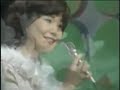 春を愛する人は　心清き人봄을 사랑하는 사람은 마음 맑은 사람すみれの花のような　僕の友達제비꽃과 같은 (말하자면) 나의 친구라오夏を愛する人は　心強き人여름을 사랑하는 사람은 마음 강한 사람岩を砕く波のような　僕の父親바위를 부수는 파도와 같은 (말하자면)나의 아버지라오秋を愛する人は　心深き人가을을 사랑하는 사람은 마음 깊은 사람愛を語るハイネのような　僕の恋人사랑을 읊는 하이네와 같은 (말하자면)나의 연인이라오冬を愛する人は　心広き人겨울을 사랑하는 사람은 마음 넓은 사람根雪をとかす大地のような　僕の母親눈을 녹이는 대지와 같은 (말하자면)나의 어머니라오If spring is your favorite time of year,You surely have a pure heart,Pure as a violet, smelling so sweetly.And you're a precious friend of mine.If summer is your favorite time of year,You surely have a strong heart,Strong as an ocean-breaker, dashing so forcefully. And you're just like my dear dad.If autumn is your favorite time of year, You surely have a deep heart,Deep as a poet like Heine, singing so passionately.　　And you're a love poet of mine. If winter is your favorite time of year,You surely have a big heart,Big as Mother Earth, thawing the snow so gently, And you're just like my dear mom.