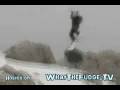 videos de Kite Surfing Snowboarder Flies Up 200 Meters In Air