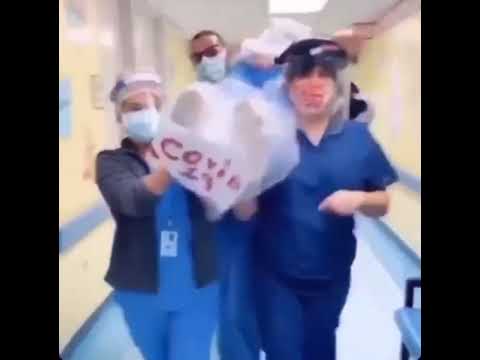 Lekarze tańczyli z ciałem ofiary COVID-19? Nagranie wywołało burzę w sieci.